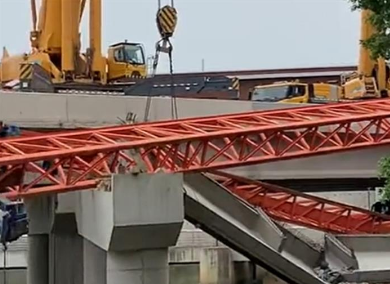 福州一在建大橋發(fā)生坍塌 起重滑車助力善后工作