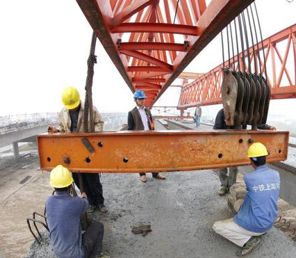 橋梁修建使用起重滑車吊運(yùn)鋼板